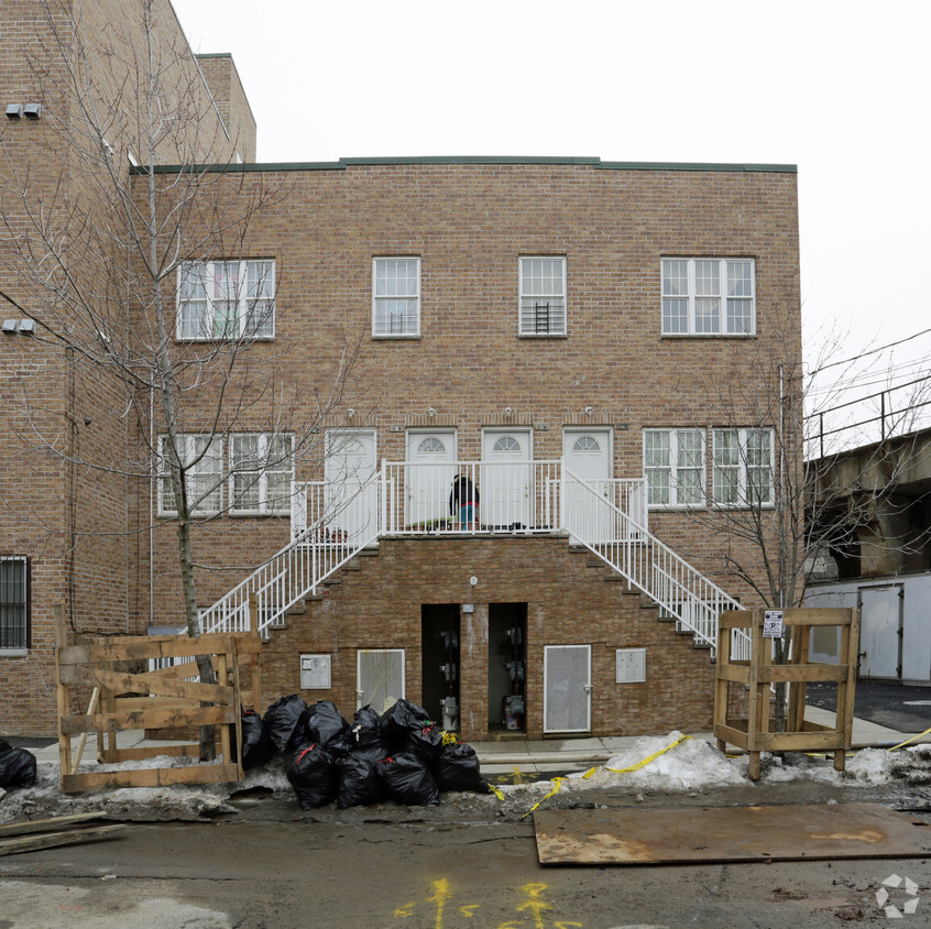 Building Photo - 51 Maple Ave