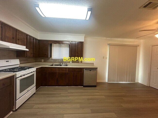Foto del edificio - 3 BD 1 BA