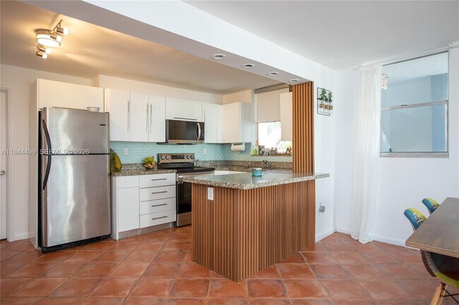 Building Photo - 1801 S Treasure Dr