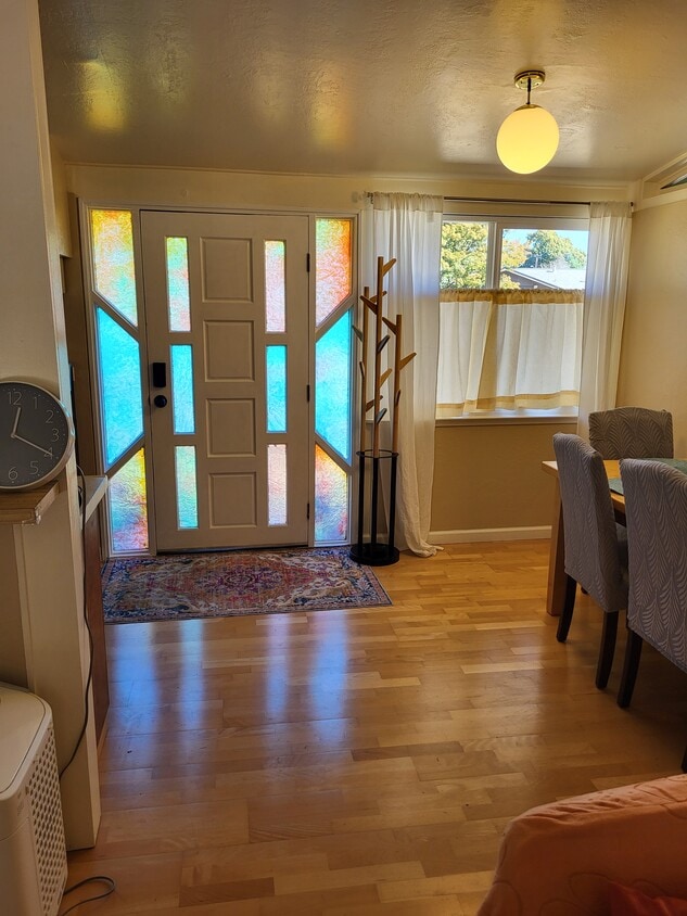 Building Photo - 1033 Broadmoor Dr