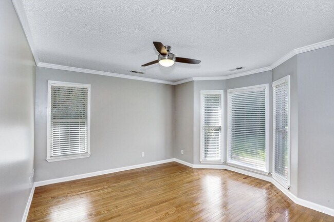 Building Photo - 3/2 With Sun-Room and Large Backyard!