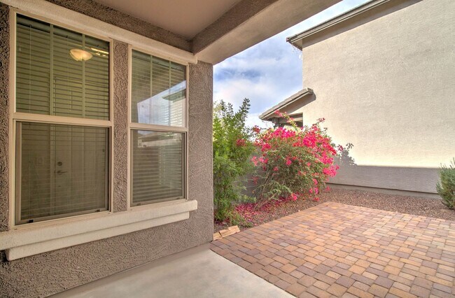 Foto del edificio - 4 Bedroom + 3 Bathroom + Loft + 2 Car Gara...