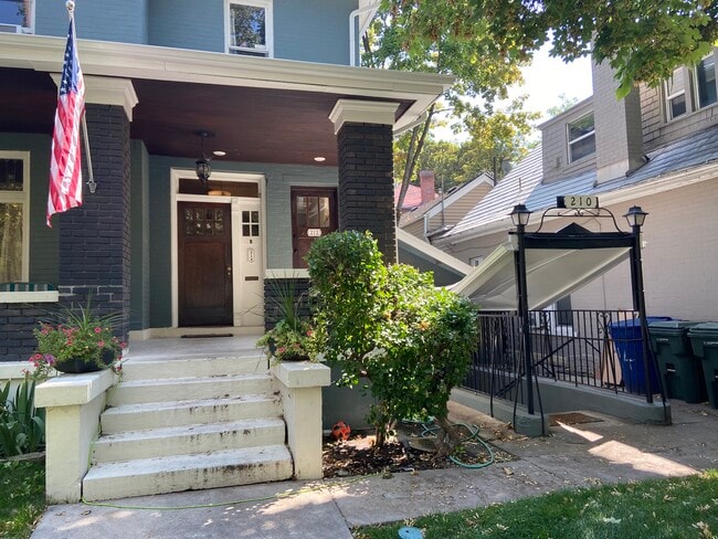 Building Photo - 210 N Canyon Rd