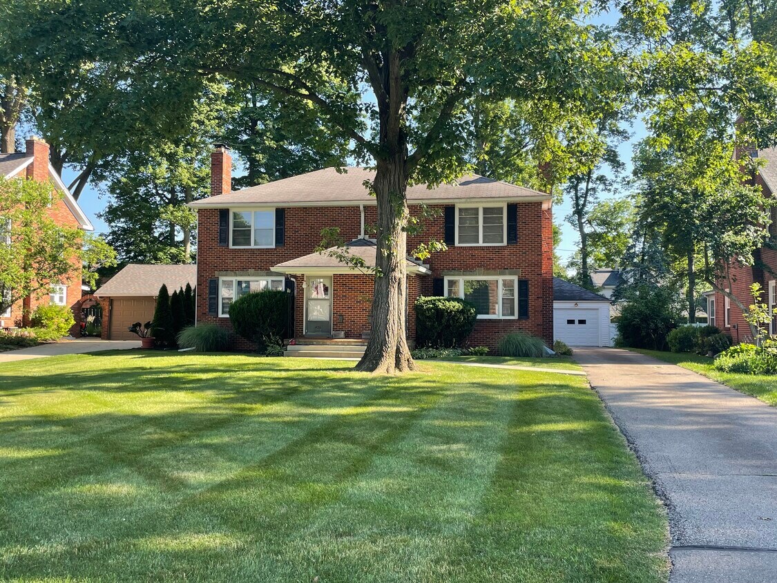 Foto principal - 424 Chevy Chase Rd