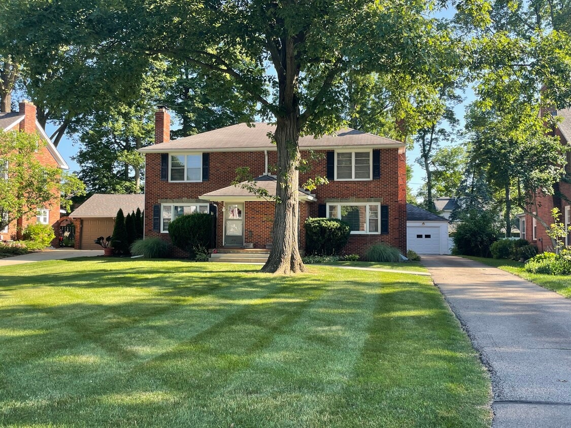 Primary Photo - 424 Chevy Chase Rd