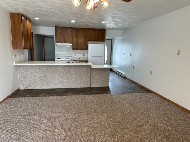 Building Photo - 1068 Lakeshore Dr