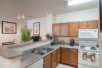 Building Photo - Greenbrier Estates Apartments