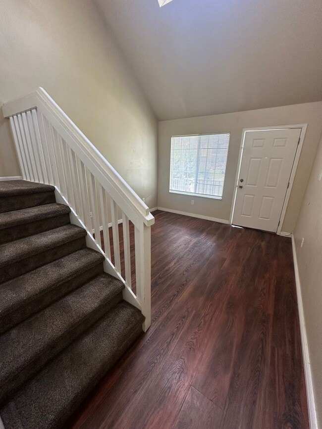 Foto del edificio - 3 BEDROOM, 2 BATHROOM TOWNHOUSE WITH 1 CAR...