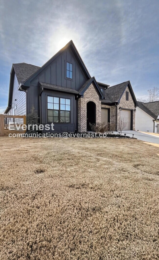 Building Photo - 3 Bed/2 Bath Home with Garage / Pet-Friendly / Available Now!