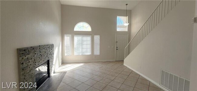 Building Photo - Townhome in desired location!
