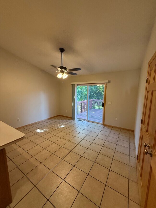 Foto del edificio - Huge 3BR/3ba Duplex on West Side of Eau Cl...