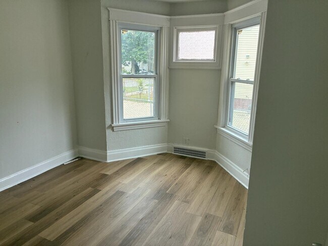 Foto del edificio - 702 Helmholz Ave
