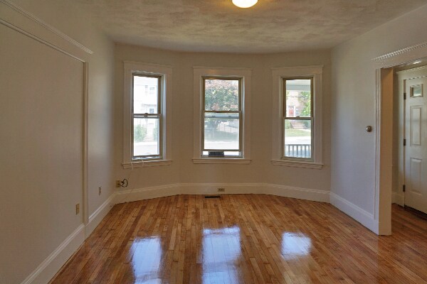 Building Photo - 381 Crescent St