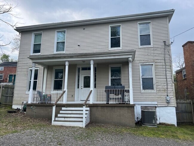 Building Photo - Spacious home 4 bedroom 2 1/2 bath Pittsbu...