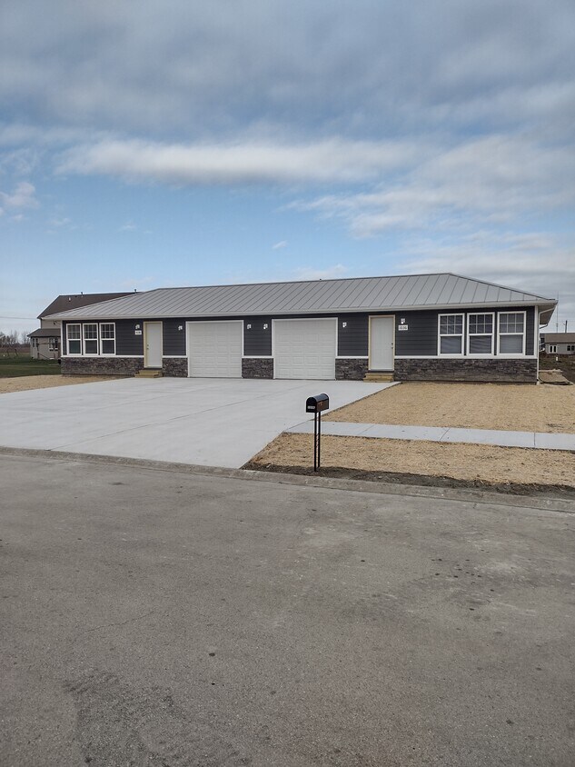 Primary Photo - 974 W Bergera Rd