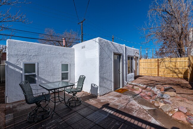 Foto del edificio - 221 Girard Blvd SE