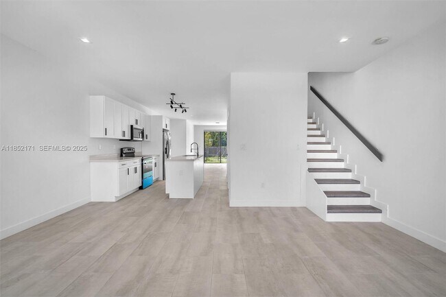 Foto del edificio - 309 NW 7th Ct