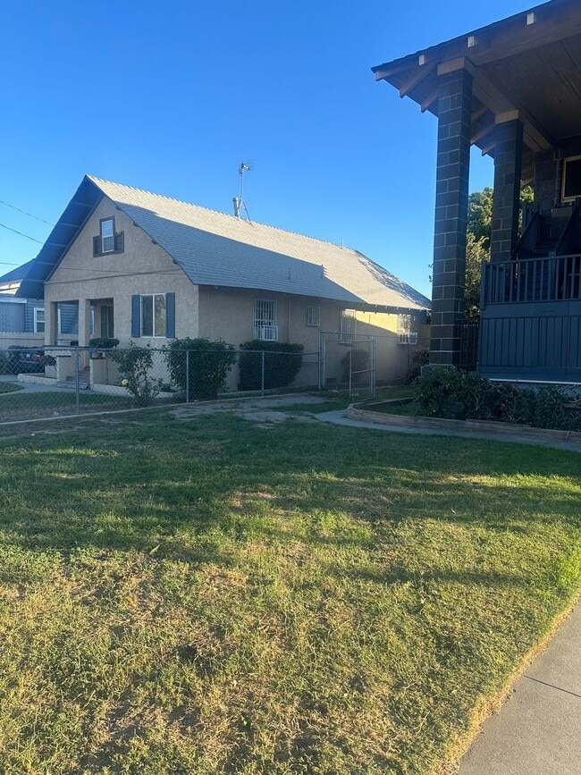 Foto del edificio - Charming 3-Bedroom Home with Detached Gara...