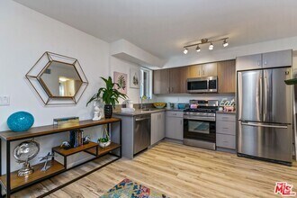 Building Photo - 6640 Woodley Ave
