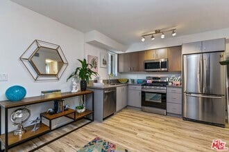 Building Photo - 6640 Woodley Ave