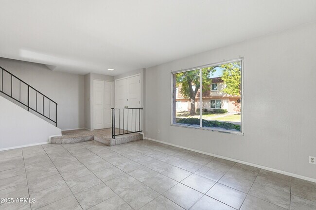 Foto del edificio - 1628 E Logan Dr