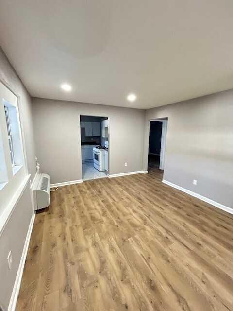 Building Photo - 325 Greenlaw Ave