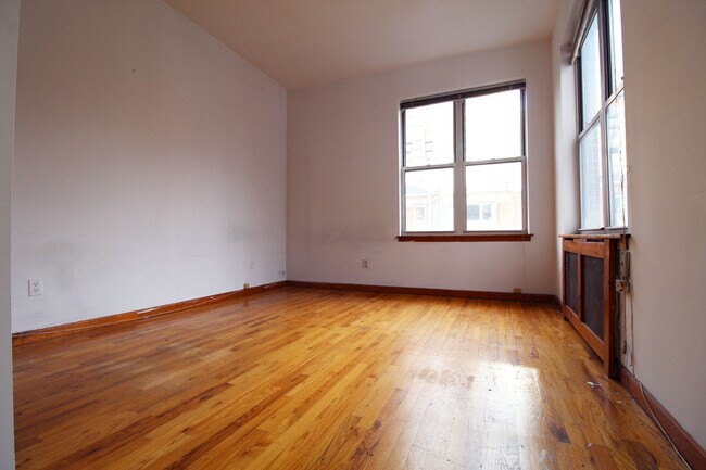 Building Photo - 123 W 77th St