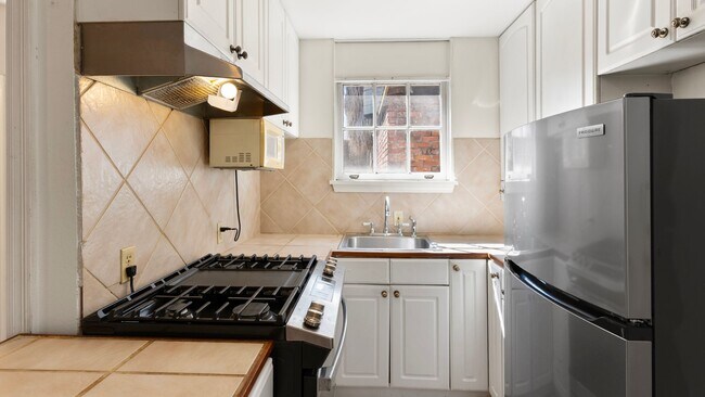 Building Photo - Garden District  Garage Apartment available NOW!