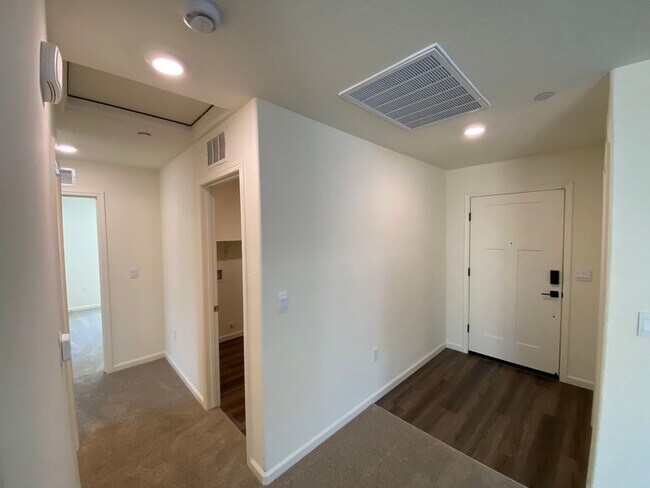 Foto del edificio - Tulare smart home, DR HORTON built home coming soon! Energy efficient
