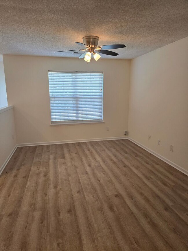 Foto del edificio - Townhome 2BR/2.5BA Located minutes from UNCC Campus!