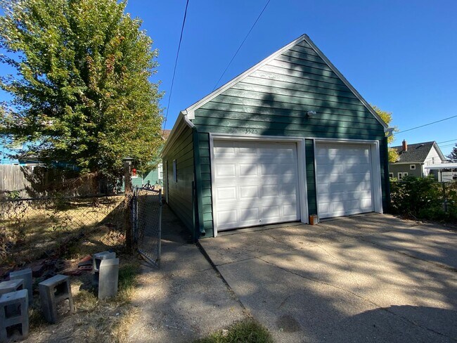 Building Photo - Beautiful Bemis Park House