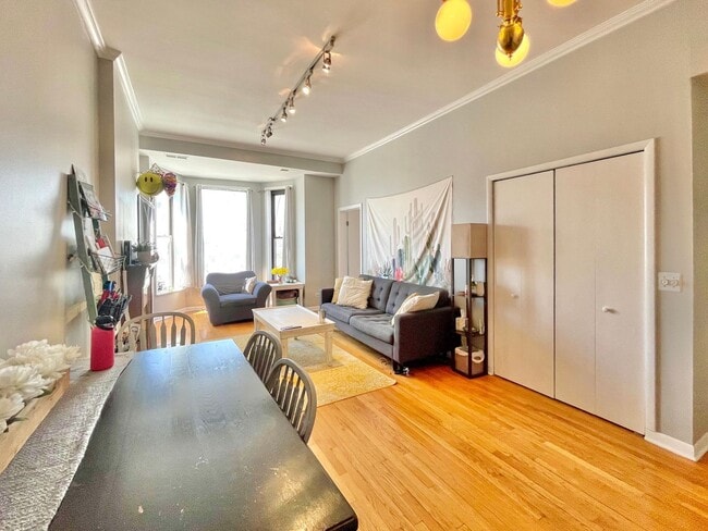 Building Photo - Spacious 2 bd/1 bath Condo in Lincoln Park!