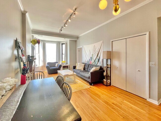 Foto del edificio - Spacious 2 bd/1 bath Condo in Lincoln Park!