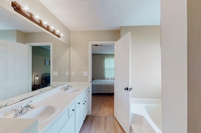Foto del edificio - 613 Pennybrook Ln