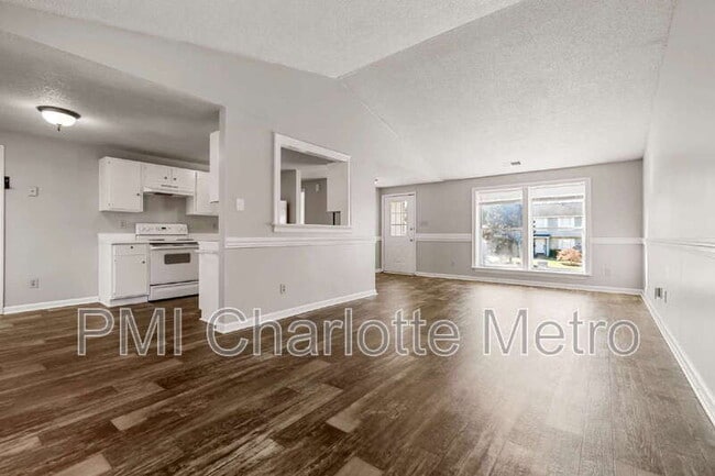 Building Photo - 3214 Old House Cir