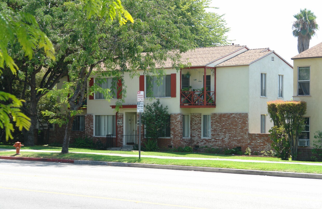 Foto del edificio - 1801-1807 N Glenoaks Blvd