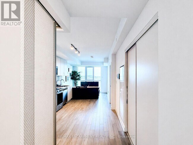 Photo du bâtiment - 1005 Dundas St E