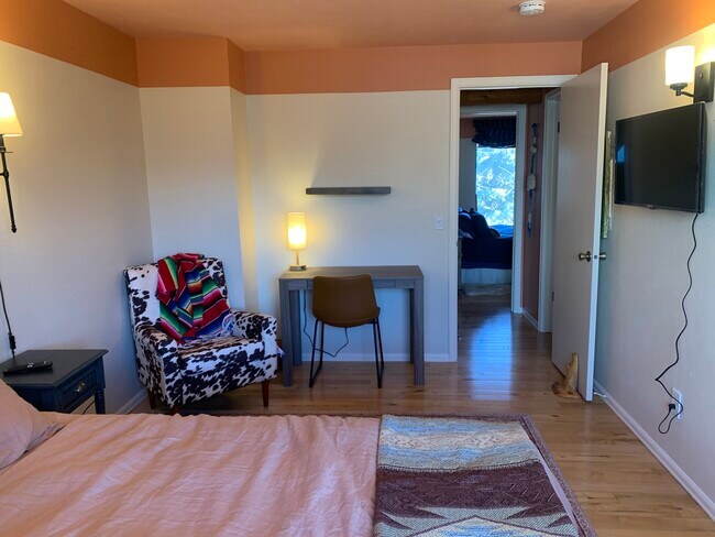 Escritorio y zona de asientos - 356 S Taft Ct