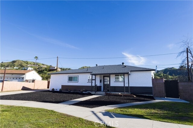 Foto del edificio - 8330 Glenoaks Blvd