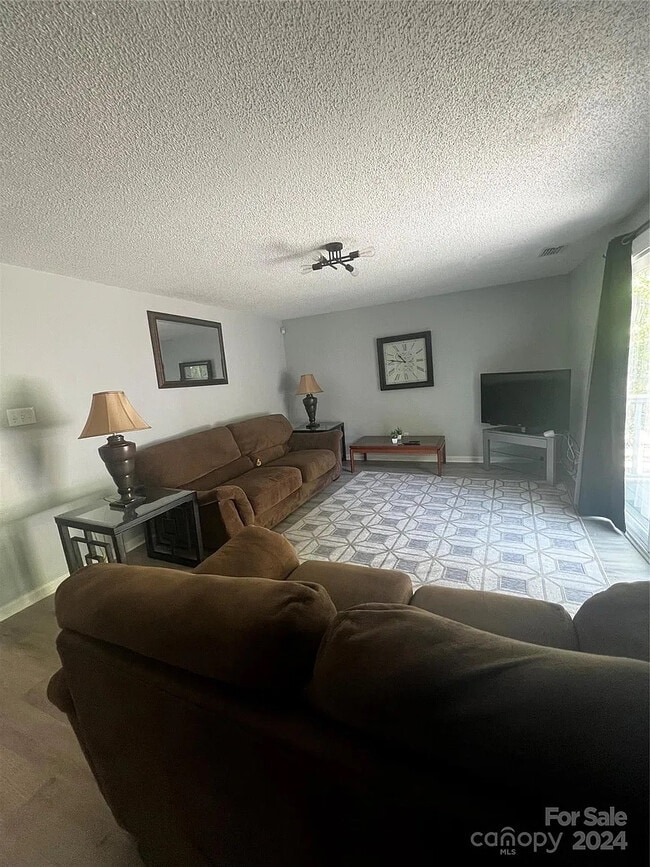 Foto del edificio - Room in House on Flint Glenn Ln