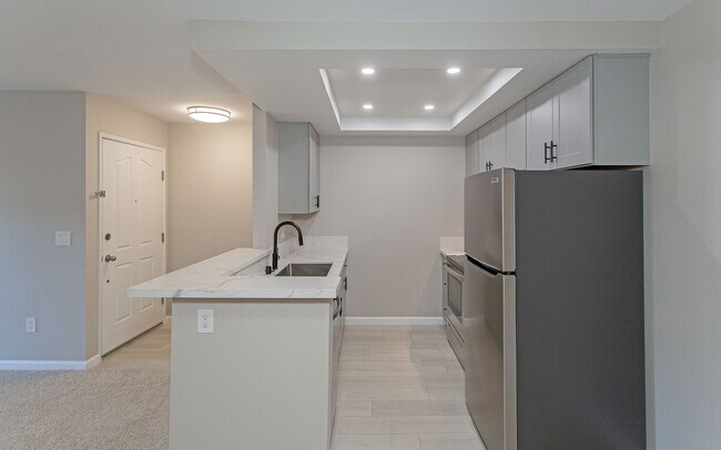 Building Photo - Lovely upstairs 2 bedroom Condo with Modern upgrades in Oceanside