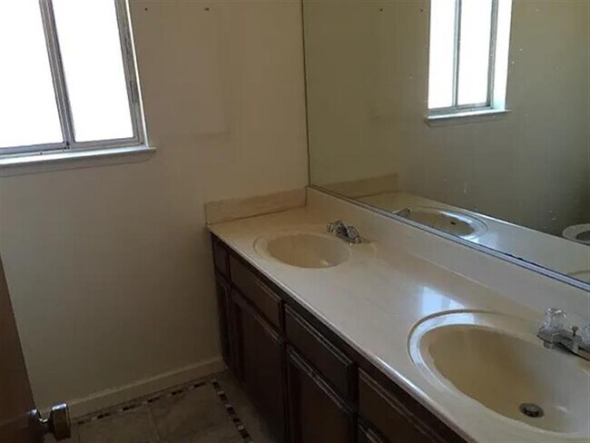 Building Photo - 3 bedrooms