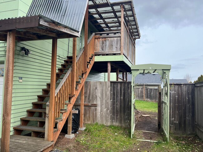 Foto del edificio - Upstairs 1 bedroom apartment with garage!