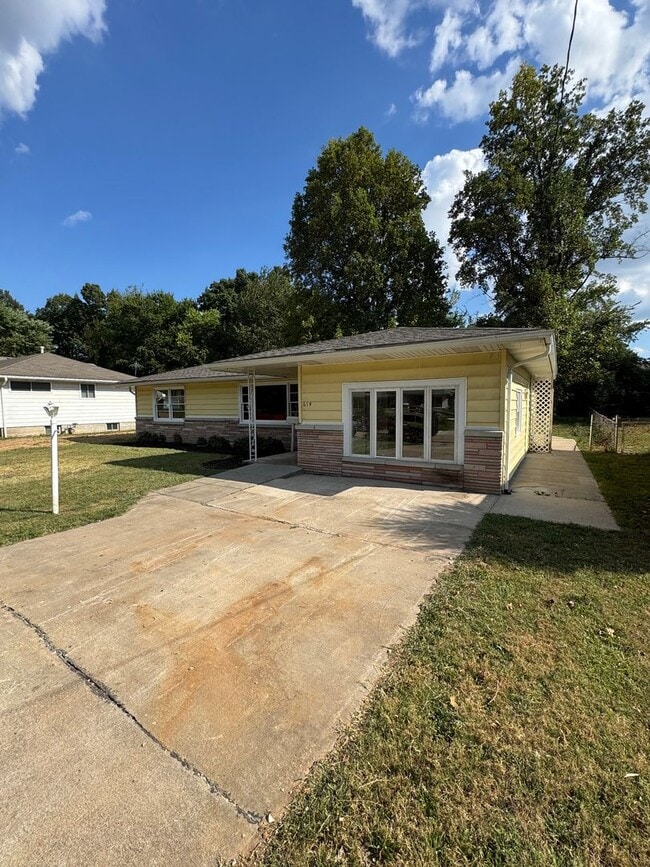 Building Photo - 5 bedroom 2 bathroom house
