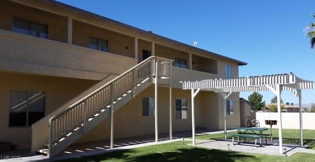 Foto del edificio - 1444 Star Rd