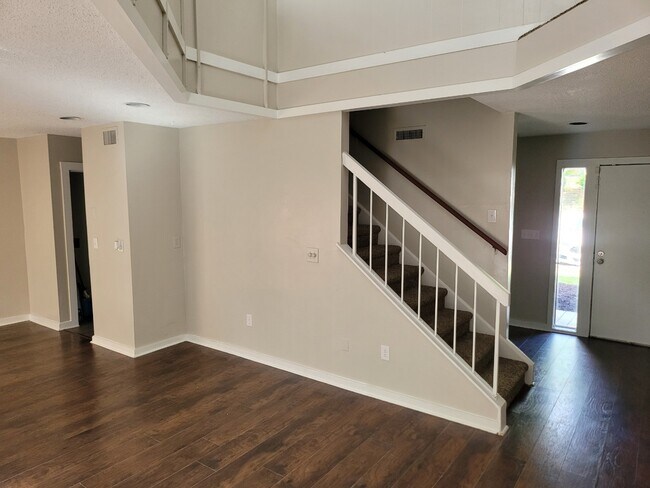 Foto del edificio - 361 Hickory Hill Dr