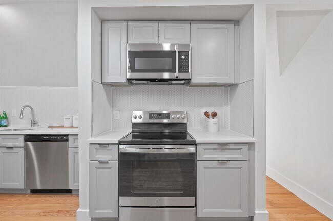 Building Photo - 28 Duer Pl
