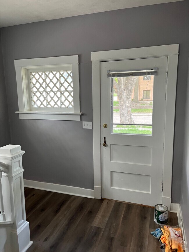 Front Dorr - 2025 S 22nd St