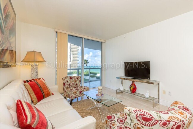 Foto del edificio - 6365 Collins Ave