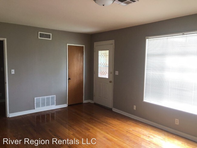 Building Photo - 3 br, 1 bath House - 713 East Patton Avenue